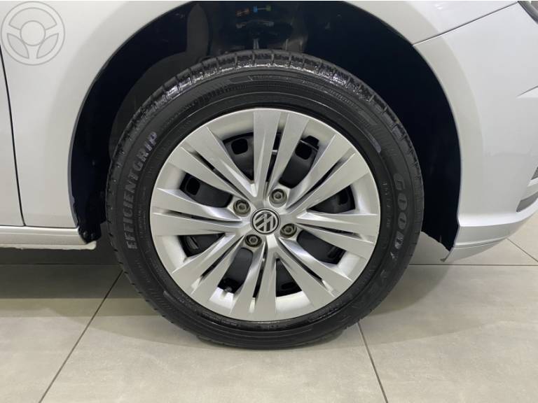 VOLKSWAGEN - VOYAGE 1.6 MSI TOTALFLEX 4P AUTOMÁTICO - 2022/2022 - PRATA - R$ 71.900,00