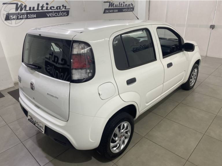 FIAT - UNO 1.0 EVO ATTRACTIVE 8V FLEX 4P MANUAL - 2015/2016 - BRANCA - R$ 40.500,00