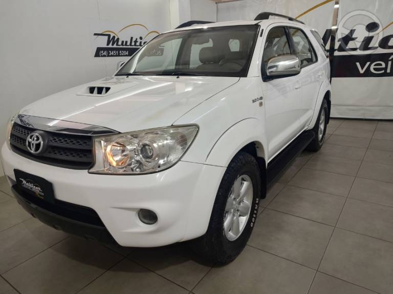 TOYOTA - HILUX SW4 3.0 SRV 4X4 7 LUGARES 16V TURBO INTERCOOLER DIESEL 4P AUTOMÁTICO - 2010/2011 - BRANCA - R$ 117.900,00