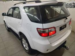 TOYOTA - HILUX SW4 3.0 SRV 4X4 7 LUGARES 16V TURBO INTERCOOLER DIESEL 4P AUTOMÁTICO - 2010/2011 - BRANCA - R$ 117.900,00