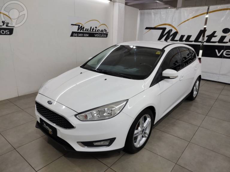 FORD - FOCUS 1.6 SE PLUS 16V FLEX 4P MANUAL - 2018/2018 - BRANCA - R$ 72.900,00