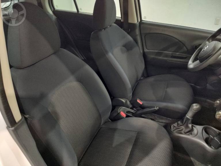 NISSAN - MARCH 1.0 S 16V FLEX 4P MANUAL - 2012/2013 - BRANCA - R$ 35.500,00