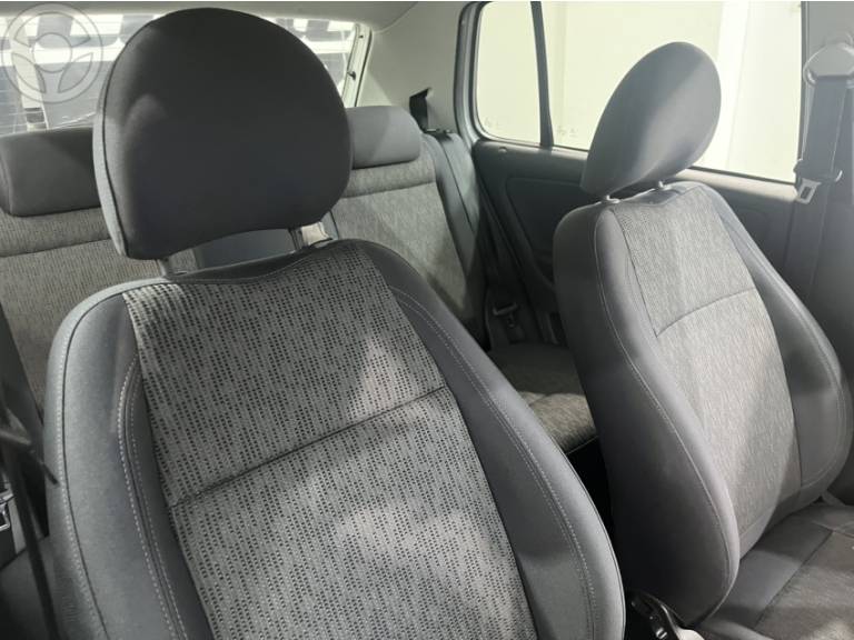 VOLKSWAGEN - FOX 1.6 MI 8V FLEX 4P MANUAL - 2013/2013 - BRANCA - R$ 40.500,00