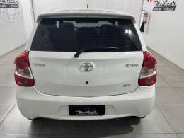 TOYOTA - ETIOS 1.3 X 16V FLEX 4P MANUAL - 2016/2017 - BRANCA - R$ 51.900,00