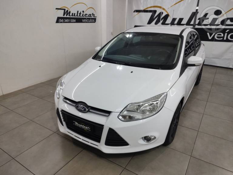 FORD - FOCUS 1.6 SE HATCH 16V FLEX 4P AUTOMÁTICO - 2014/2015 - BRANCA - R$ 54.900,00