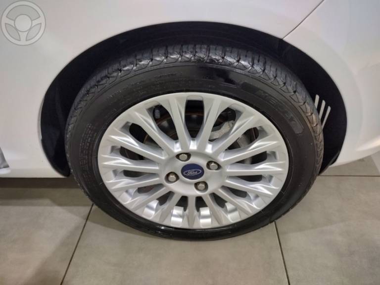 FORD - FIESTA 1.6 TITANIUM HATCH 16V FLEX 4P AUTOMÁTICO - 2015/2016 - BRANCA - R$ 55.900,00