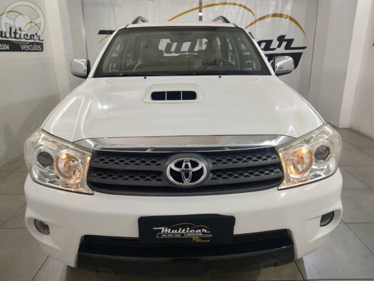 TOYOTA - HILUX SW4 3.0 SRV 4X4 7 LUGARES 16V TURBO INTERCOOLER DIESEL 4P AUTOMÁTICO - 2010/2011 - BRANCA - R$ 117.922,00