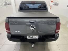 VOLKSWAGEN - AMAROK 2.0 4X4 TDI COMFORTILINE CD DIESEL 4P AUTOMÁTICO - 2021/2022 - CINZA - R$ 157.900,00