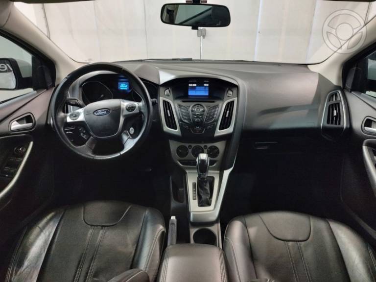 FORD - FOCUS 1.6 SE HATCH 16V FLEX 4P AUTOMÁTICO - 2014/2015 - BRANCA - R$ 54.900,00