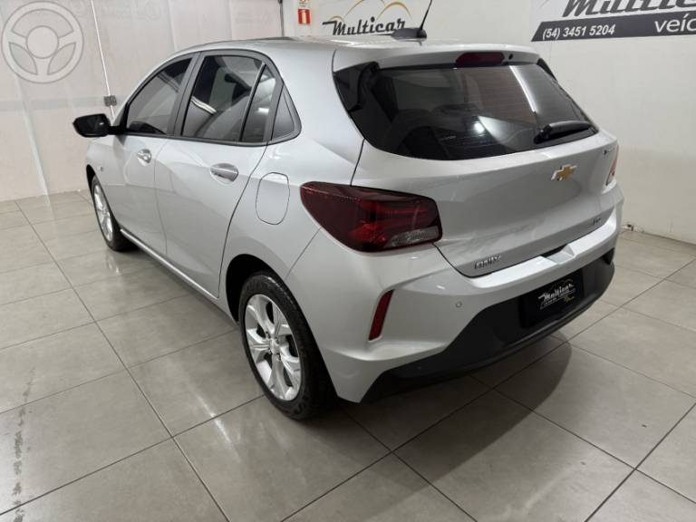 CHEVROLET - ONIX 1.0 LTZ 12V TURBO FLEX 4P MANUAL - 2022/2023 - PRATA - R$ 81.900,00