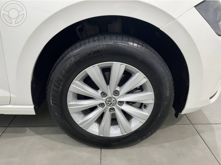 VOLKSWAGEN - VIRTUS 1.0 200 TSI COMFORTLINE AUTOMÁTICO - 2021/2022 - BRANCA - R$ 88.900,00