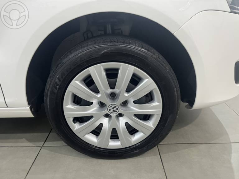 VOLKSWAGEN - FOX 1.6 MI 8V FLEX 4P MANUAL - 2013/2013 - BRANCA - R$ 40.500,00