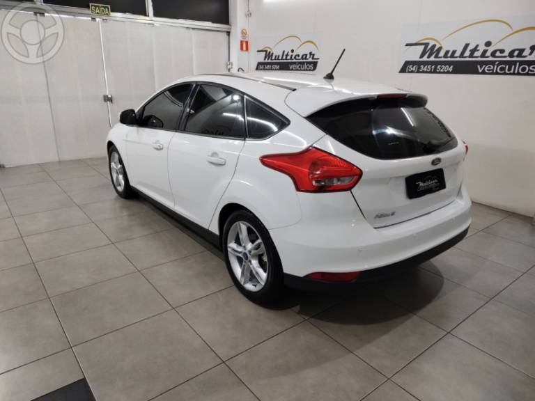 FORD - FOCUS 1.6 SE PLUS 16V FLEX 4P MANUAL - 2018/2018 - BRANCA - R$ 72.900,00