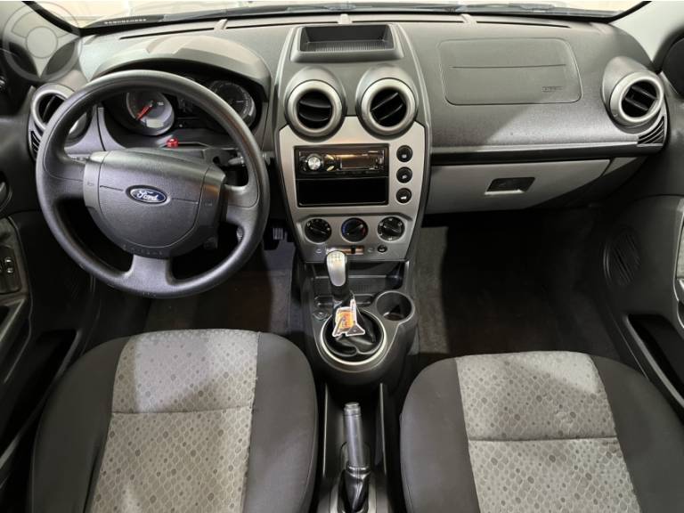 FORD - FIESTA 1.0 ROCAM HATCH 8V FLEX 4P MANUAL - 2013/2014 - PRETA - R$ 34.900,00