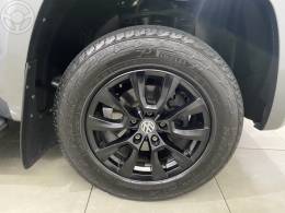 VOLKSWAGEN - AMAROK 2.0 4X4 TDI COMFORTILINE CD DIESEL 4P AUTOMÁTICO - 2021/2022 - CINZA - R$ 157.900,00