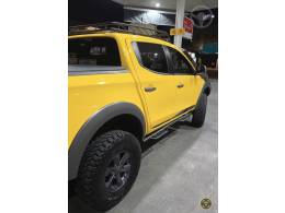 MITSUBISHI - L200 TRITON 2.4 GLS SAVANA 4X4 DIESEL 4P AUTOMÁTICO - 2022/2023 - AMARELA - R$ 155.000,00