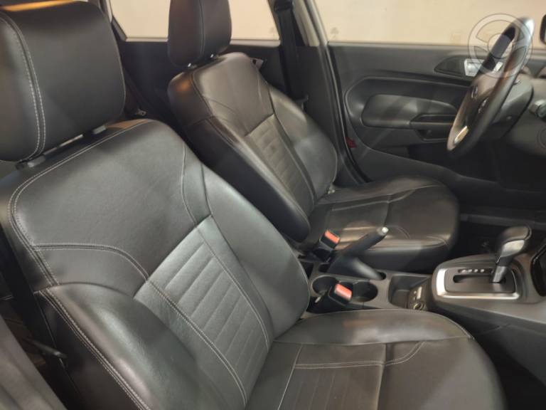 FORD - FIESTA 1.6 TITANIUM PLUS HATCH 16V FLEX 4P AUTOMÁTICO - 2016/2016 - BRANCA - R$ 55.900,00