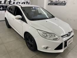 FORD - FOCUS 1.6 SE HATCH 16V FLEX 4P AUTOMÁTICO - 2013/2014 - BRANCA - R$ 52.900,00