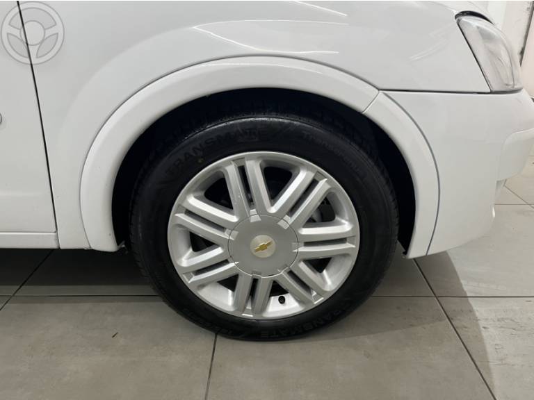 CHEVROLET - CORSA 1.4 MPFI MAXX 8V FLEX 4P MANUAL - 2011/2012 - BRANCA - R$ 34.900,00
