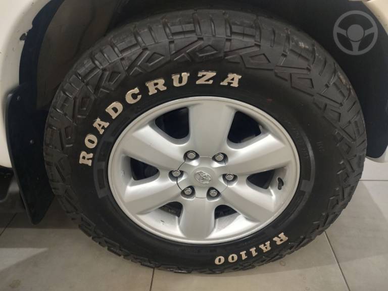 TOYOTA - HILUX SW4 3.0 SRV 4X4 7 LUGARES 16V TURBO INTERCOOLER DIESEL 4P AUTOMÁTICO - 2010/2011 - BRANCA - R$ 117.900,00