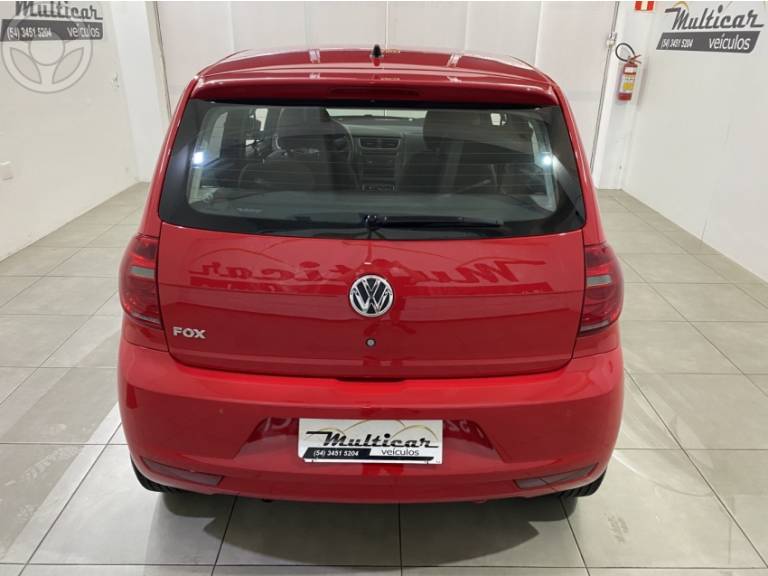 VOLKSWAGEN - FOX 1.0 MI 8V FLEX 4P MANUAL - 2013/2014 - VERMELHA - R$ 42.900,00