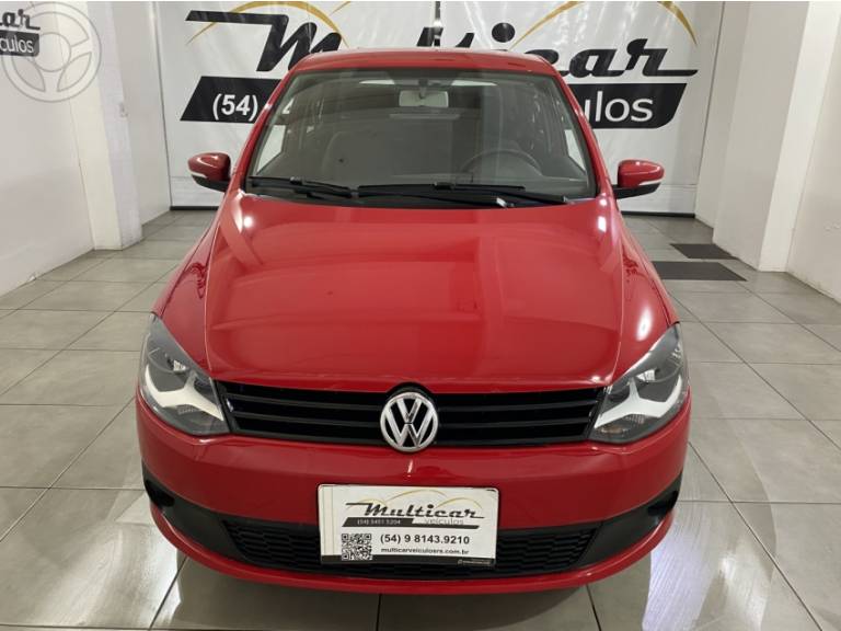 VOLKSWAGEN - FOX 1.0 MI 8V FLEX 4P MANUAL - 2013/2014 - VERMELHA - R$ 42.900,00