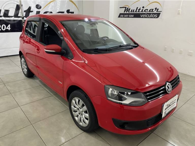 VOLKSWAGEN - FOX 1.0 MI 8V FLEX 4P MANUAL - 2013/2014 - VERMELHA - R$ 42.900,00