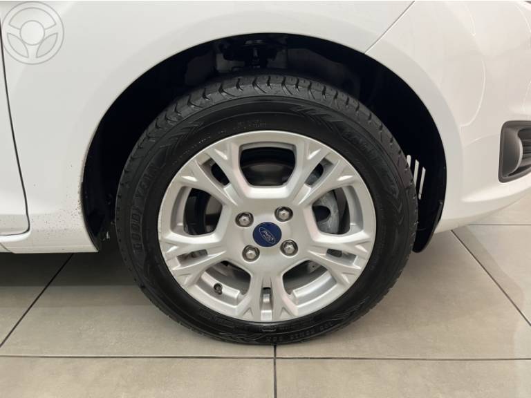 FORD - FIESTA 1.6 SE HATCH 16V FLEX 4P AUTOMÁTICO - 2015/2016 - BRANCA - R$ 54.500,00