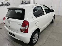 TOYOTA - ETIOS 1.3 X 16V FLEX 4P MANUAL - 2016/2017 - BRANCA - R$ 53.900,00