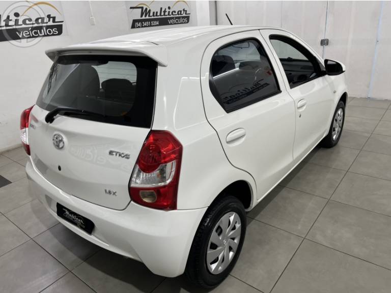 TOYOTA - ETIOS 1.3 X 16V FLEX 4P MANUAL - 2016/2017 - BRANCA - R$ 53.900,00