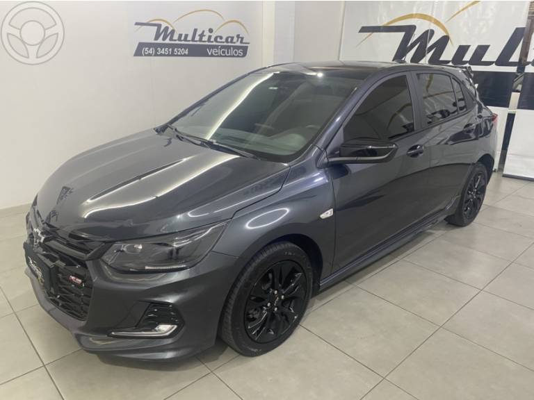 CHEVROLET - ONIX 1.0 HATCH RS 12V TURBO 4P AUTOMÁTICO - 2023/2024 - CINZA - R$ 96.900,00