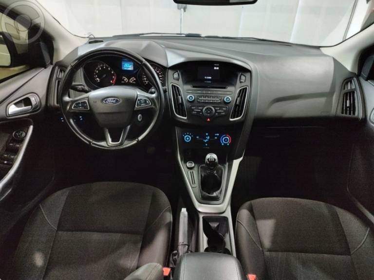FORD - FOCUS 1.6 SE PLUS 16V FLEX 4P MANUAL - 2018/2018 - BRANCA - R$ 72.900,00