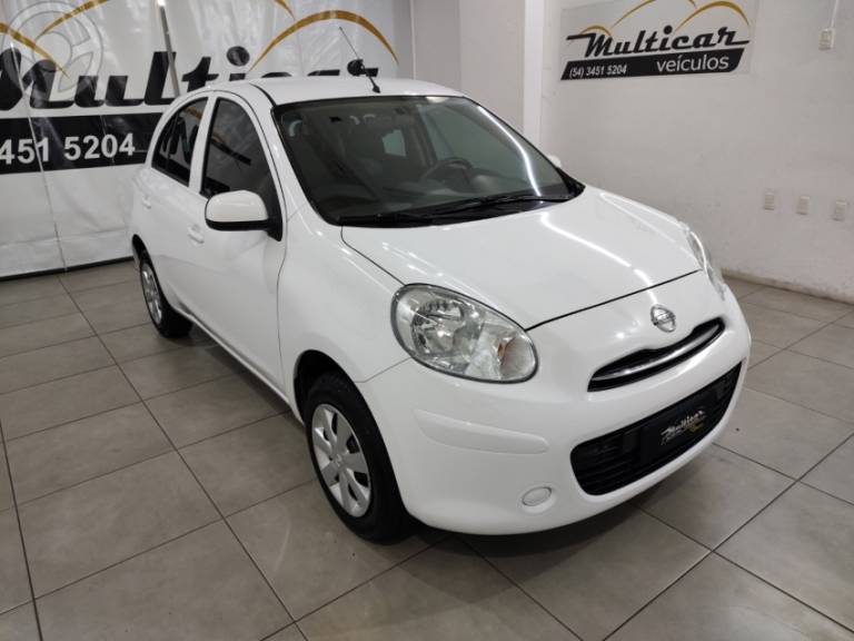 NISSAN - MARCH 1.0 S 16V FLEX 4P MANUAL - 2012/2013 - BRANCA - R$ 35.500,00