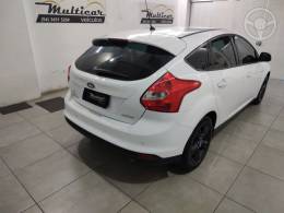 FORD - FOCUS 1.6 SE HATCH 16V FLEX 4P AUTOMÁTICO - 2014/2015 - BRANCA - R$ 54.900,00