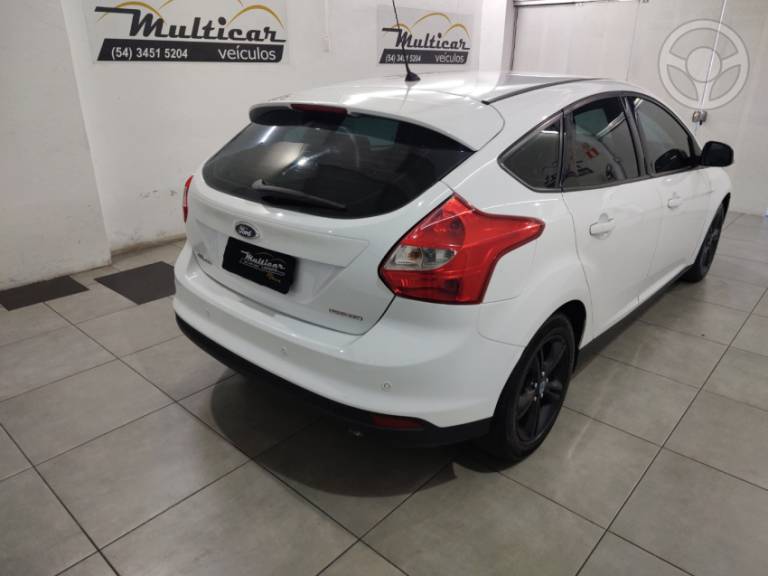 FORD - FOCUS 1.6 SE HATCH 16V FLEX 4P AUTOMÁTICO - 2014/2015 - BRANCA - R$ 54.900,00