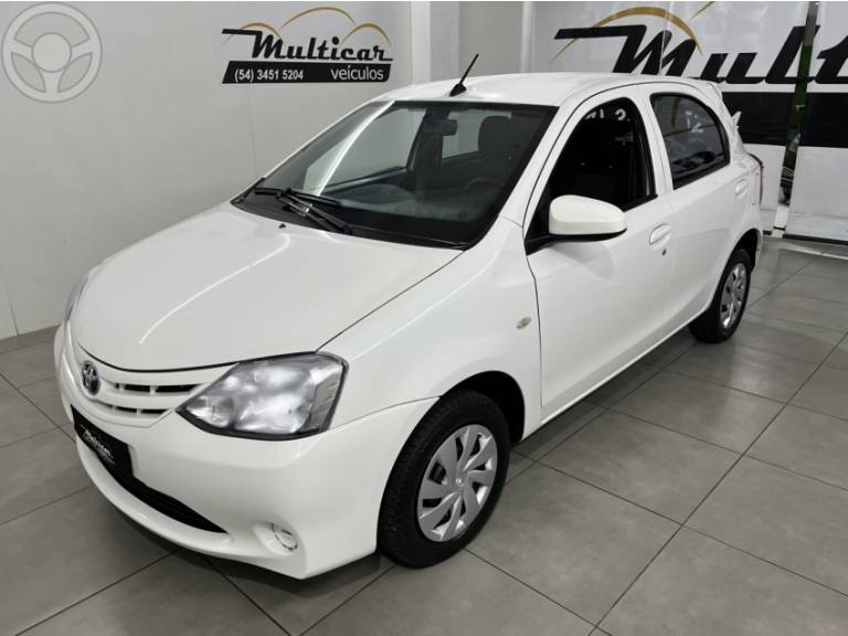 TOYOTA - ETIOS 1.3 X 16V FLEX 4P MANUAL - 2016/2017 - BRANCA - R$ 53.900,00