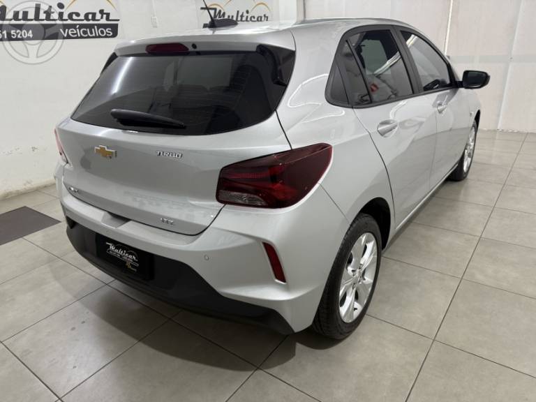 CHEVROLET - ONIX 1.0 LTZ 12V TURBO FLEX 4P MANUAL - 2022/2023 - PRATA - R$ 81.900,00