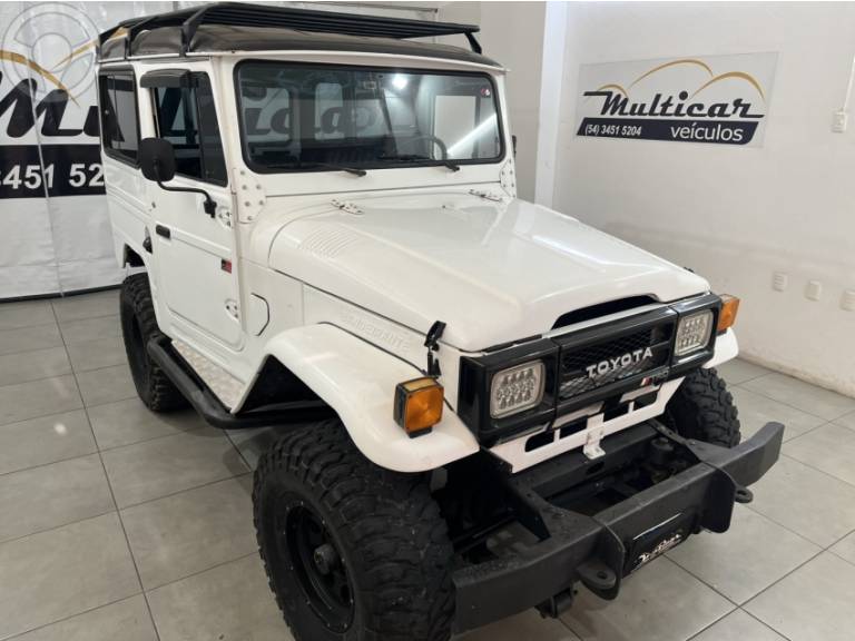 TOYOTA - BANDEIRANTE 4.0 OJ50LV-B 4X4 CHASSI LONGO DIESEL 2P MANUAL - 1991/1991 - BRANCA - R$ 99.000,00