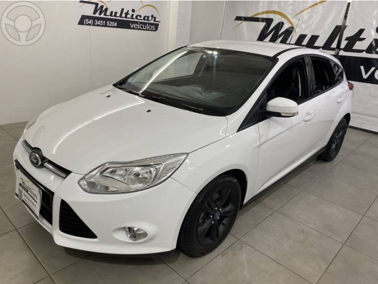 FORD - FOCUS 1.6 SE HATCH 16V FLEX 4P AUTOMÁTICO - 2013/2014 - BRANCA - R$ 52.900,00