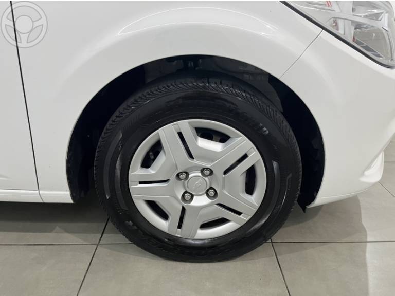 CHEVROLET - ONIX 1.0 MPFI JOY 8V FLEX 4P MANUAL - 2017/2018 - BRANCA - R$ 48.500,00