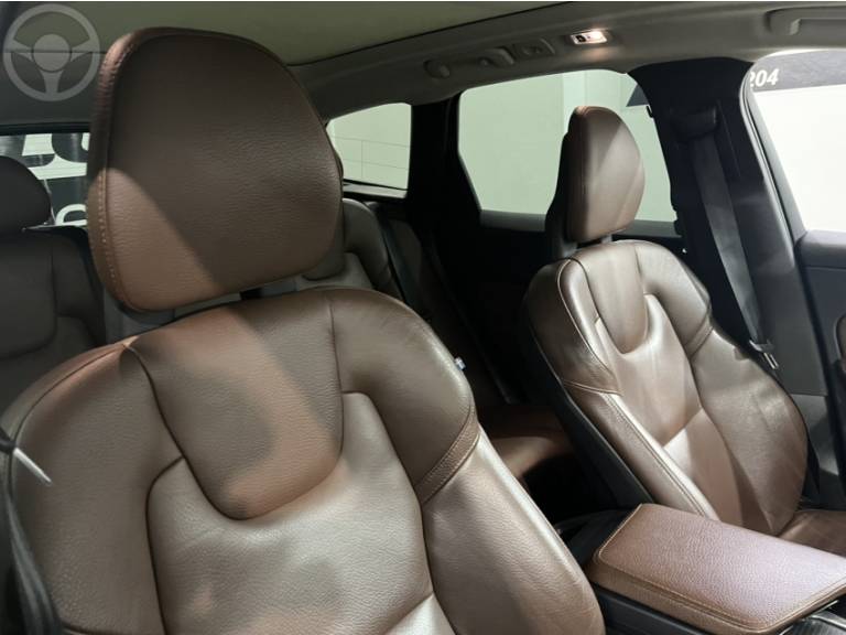 VOLVO - XC60 2.0 D5 MOMENTUM AWD DIESEL 4P AUTOMÁTICO - 2018/2019 - CINZA - R$ 159.900,00