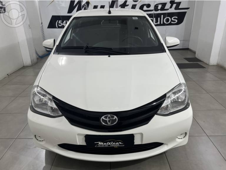 TOYOTA - ETIOS 1.3 X 16V FLEX 4P MANUAL - 2016/2017 - BRANCA - R$ 51.900,00