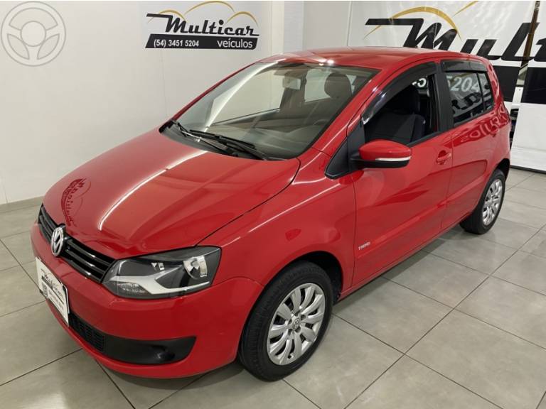 VOLKSWAGEN - FOX 1.0 MI 8V FLEX 4P MANUAL - 2013/2014 - VERMELHA - R$ 42.900,00