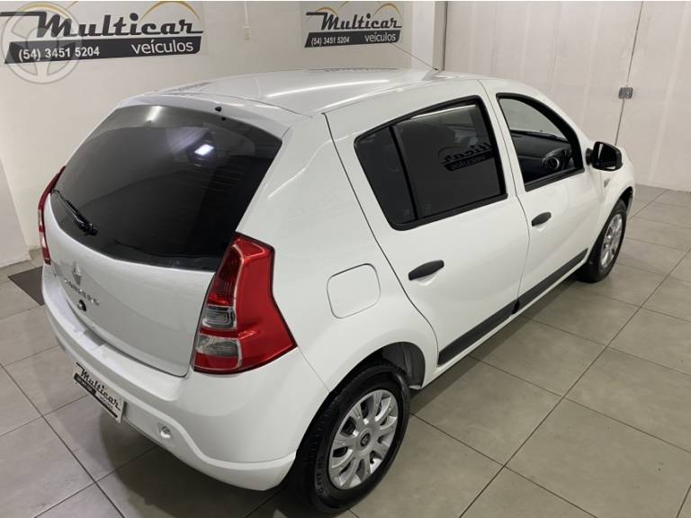 RENAULT - SANDERO 1.0 EXPRESSION 16V FLEX 4P MANUAL - 2013/2013 - BRANCA - R$ 32.500,00