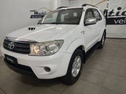 TOYOTA - HILUX SW4 3.0 SRV 4X4 7 LUGARES 16V TURBO INTERCOOLER DIESEL 4P AUTOMÁTICO - 2010/2011 - BRANCA - R$ 117.900,00