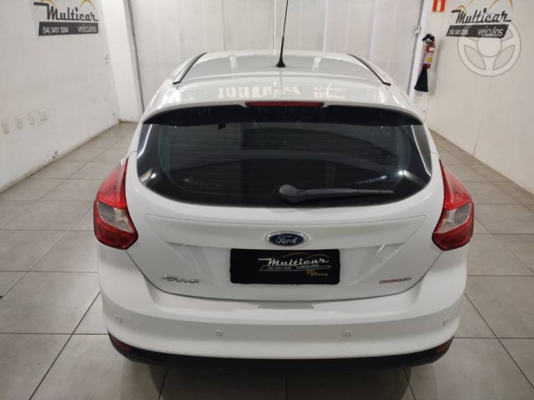 FORD - FOCUS 1.6 SE HATCH 16V FLEX 4P AUTOMÁTICO - 2014/2015 - BRANCA - R$ 54.900,00