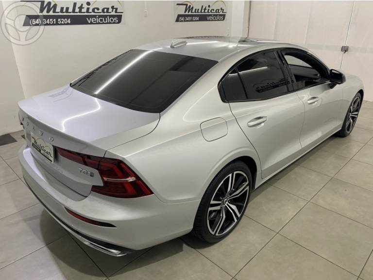 VOLVO - S60 2.0 T8 R-DESIGN HÍBRIDO 4P AUTOMÁTICO - 2020/2020 - PRATA - R$ 199.900,00