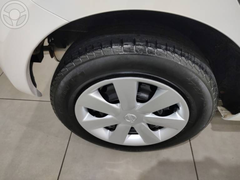NISSAN - MARCH 1.0 S 16V FLEX 4P MANUAL - 2012/2013 - BRANCA - R$ 35.500,00