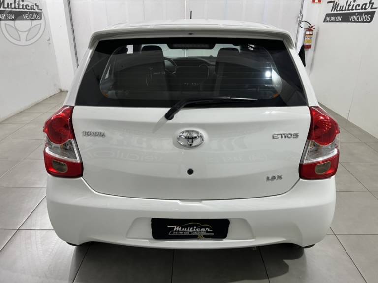 TOYOTA - ETIOS 1.3 X 16V FLEX 4P MANUAL - 2016/2017 - BRANCA - R$ 53.900,00