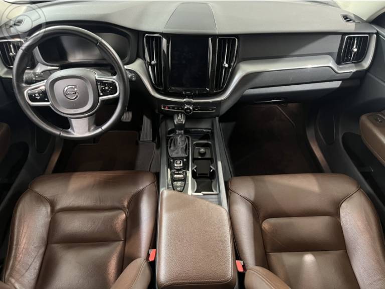 VOLVO - XC60 2.0 D5 MOMENTUM AWD DIESEL 4P AUTOMÁTICO - 2018/2019 - CINZA - R$ 159.900,00